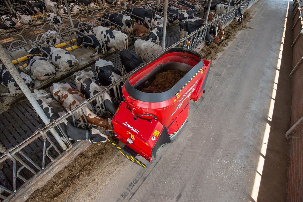 For-an-automatic-feeder-the-quality-of-the-mixing-is-very-important-for-beef-and-dairy-farmers