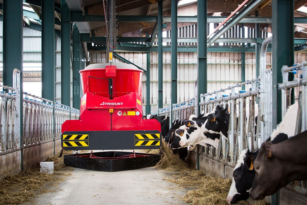 The-suspended-feeding-robot-is-handy-for-dairy-farmers