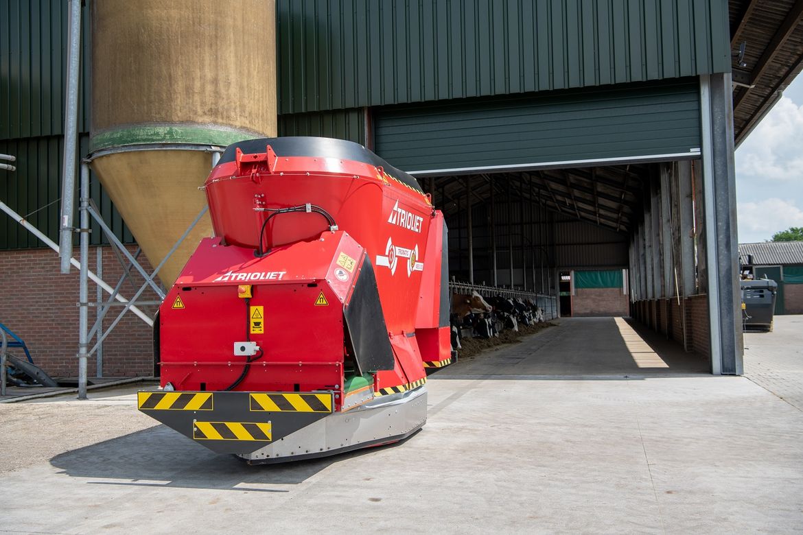 Look-at-this-battery-powered-feeding-robot-for-farmers