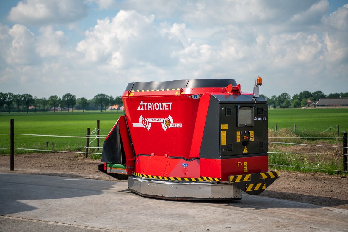 A-battery-powered-feeding-robot-makes-it-possible-to-operate-without-any-need-for-a-rail