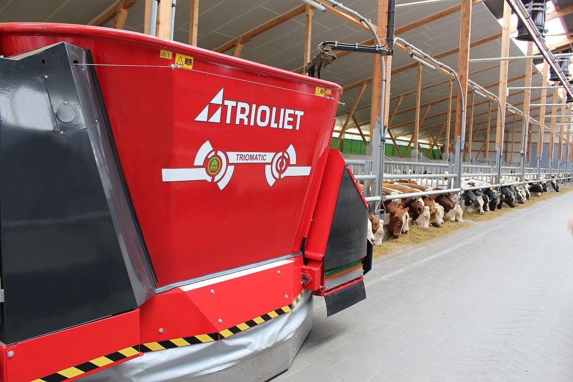 The-robotic-feeder-has-vertical-mixing-augers-in-a-mixing-tub