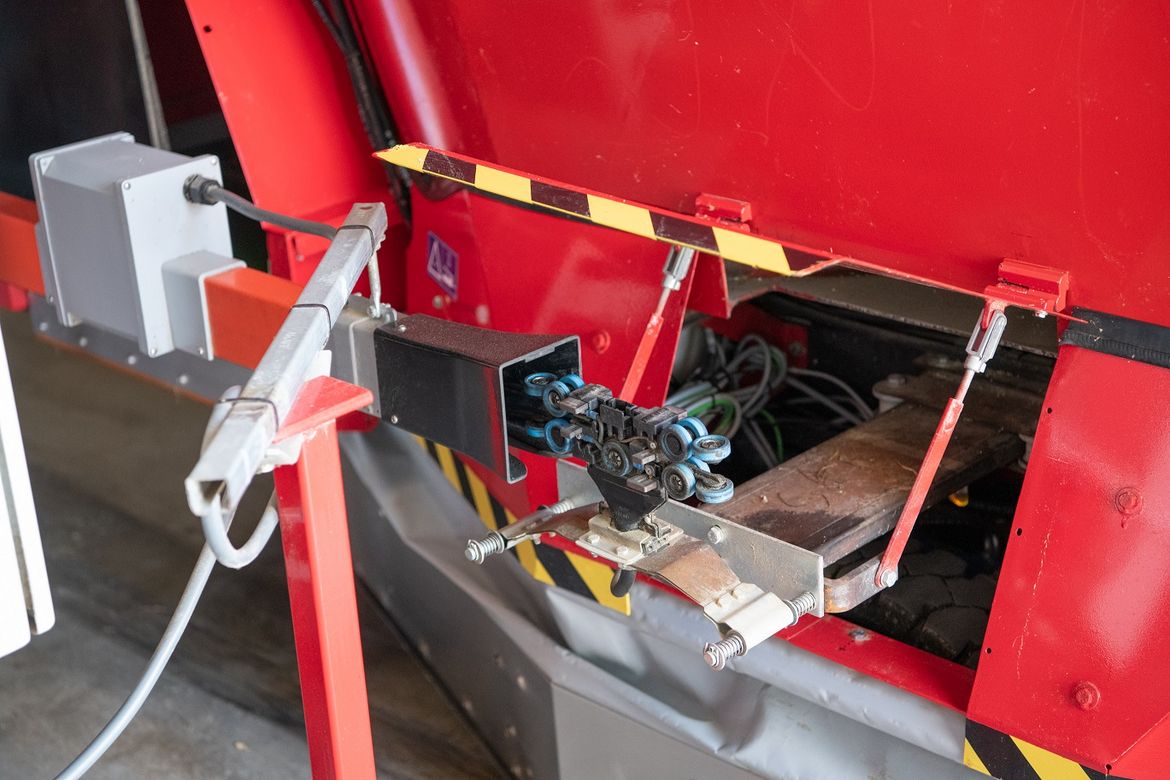 Robotic-feeding-together-with-a-feed-kitchen-makes-an-automatic-feeding-system
