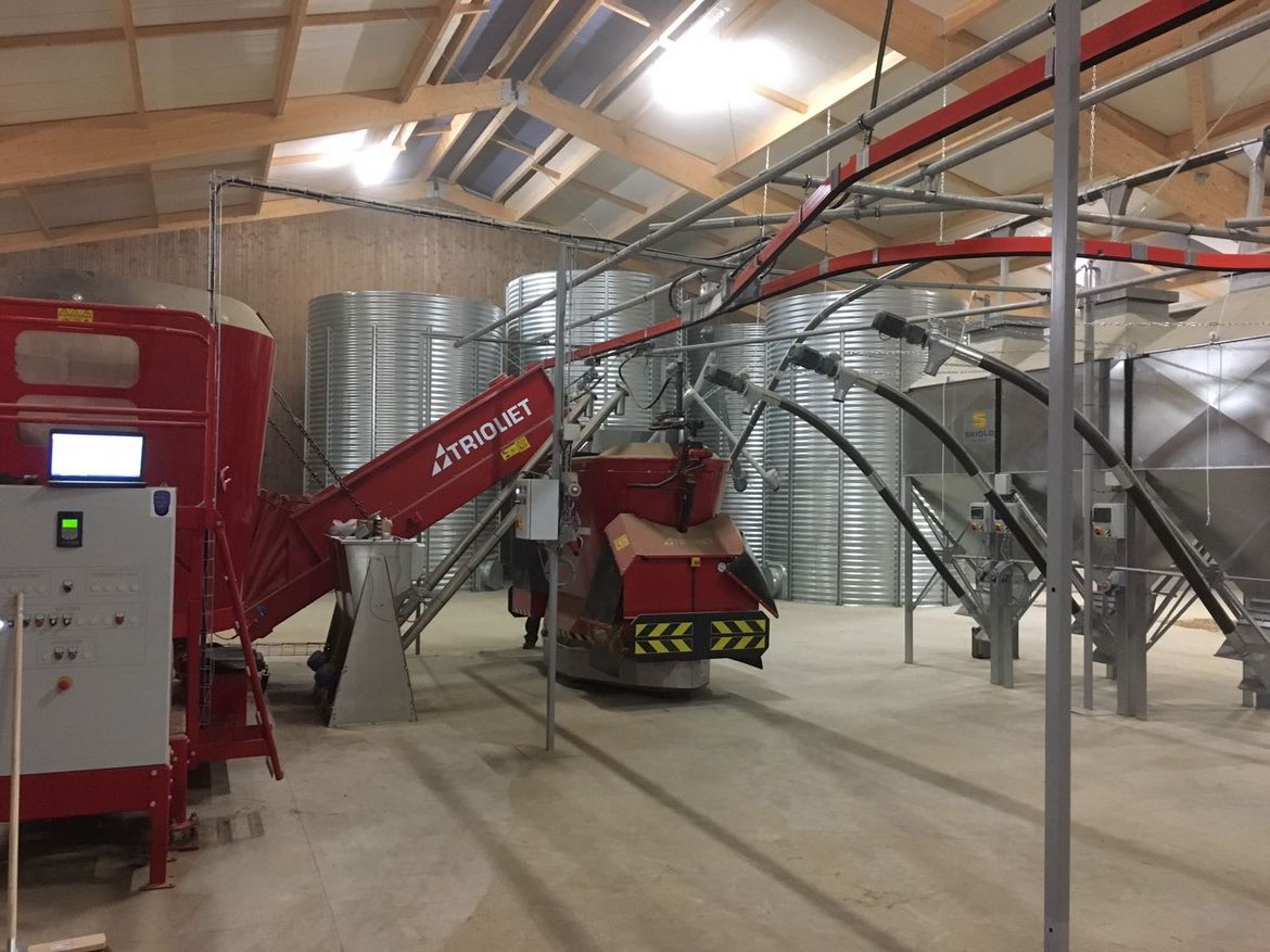 Automatic-feeding-can-be-done-with-an-robotic-feeder-with-stationairy-diet-feeder