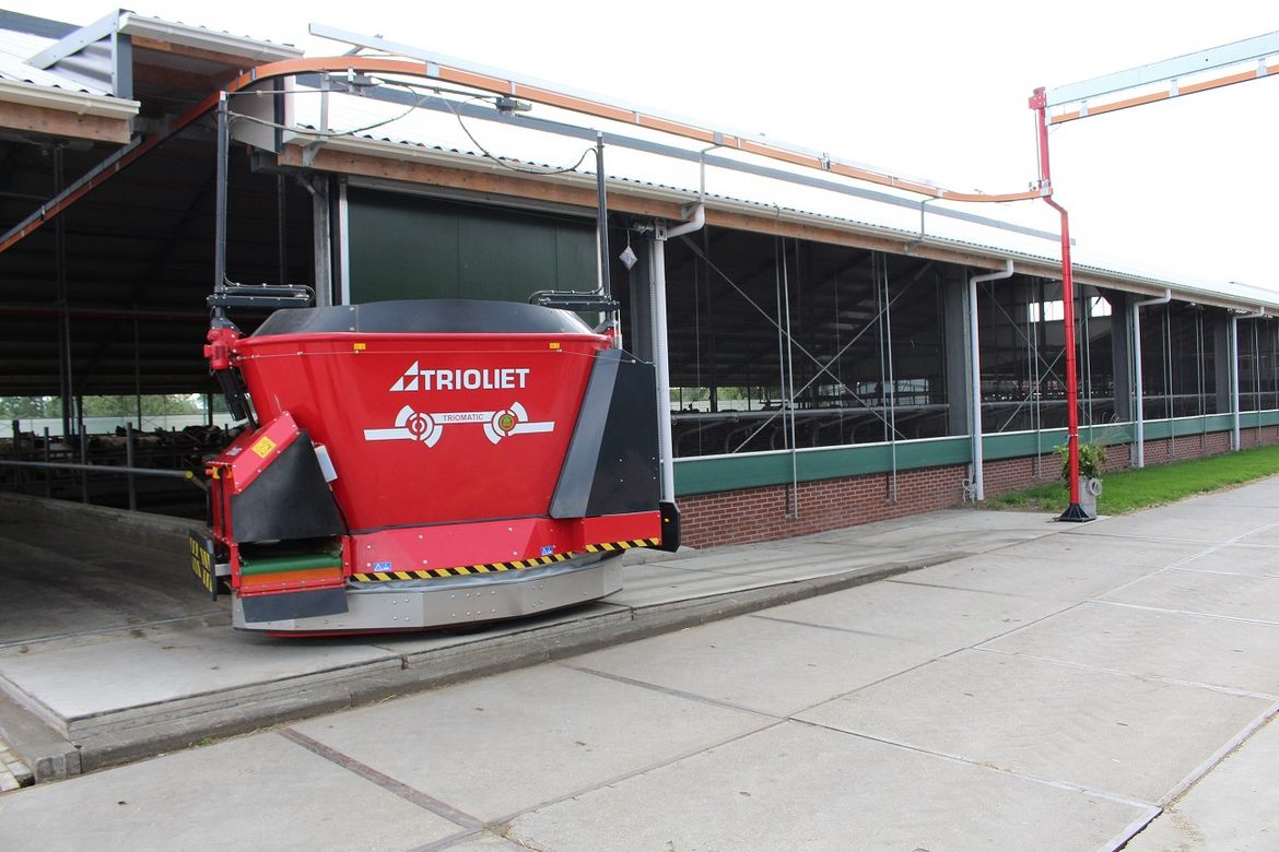A-Trioliet-wheel-driven-feeding-robot-can-be-second-hand