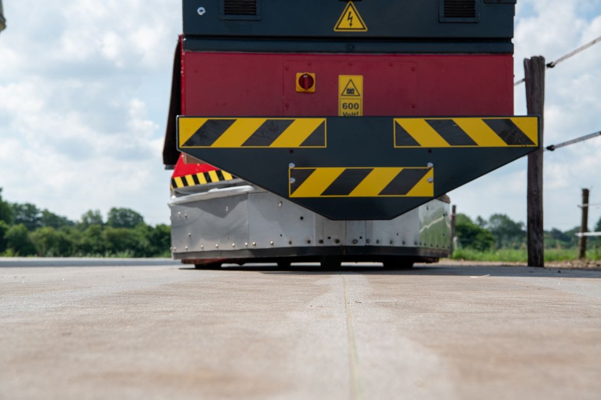 This-feeding-robot-travels-on-wheels-and-can-be-combined-with-a-feed-kitchen