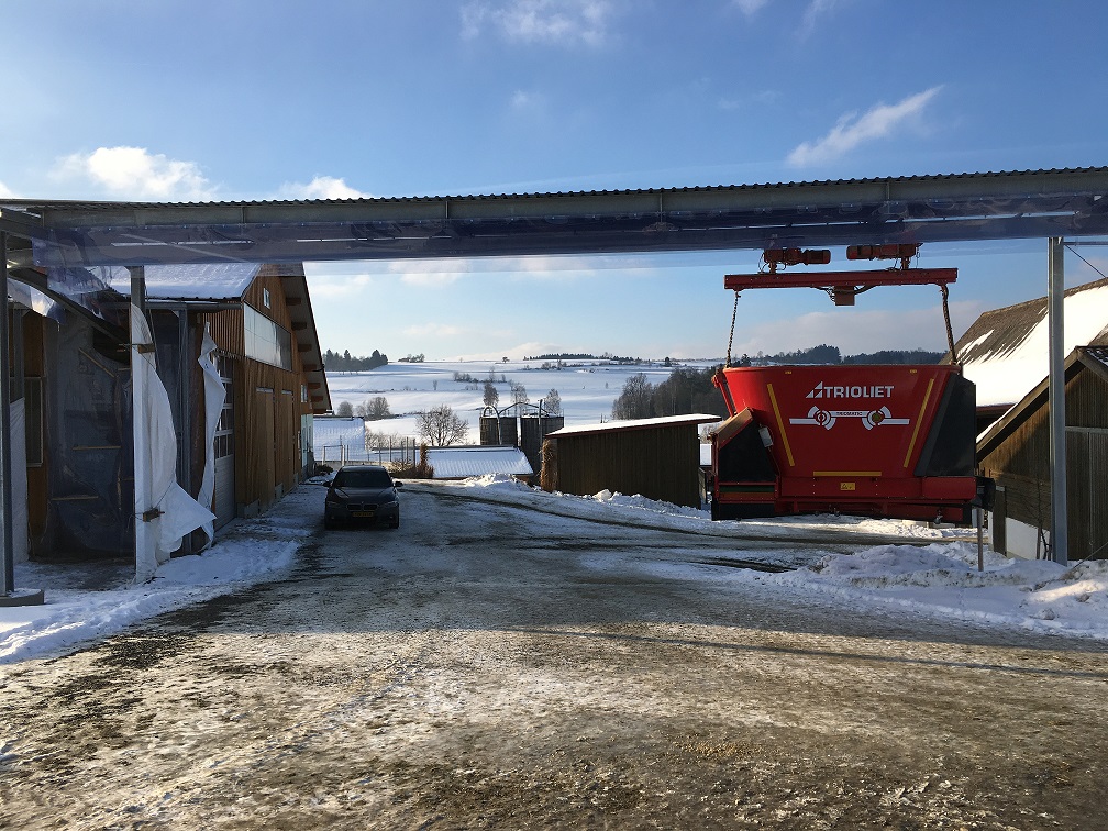 A-robotic-feeder-is-the-solution-for-time-saving-on-a-farm