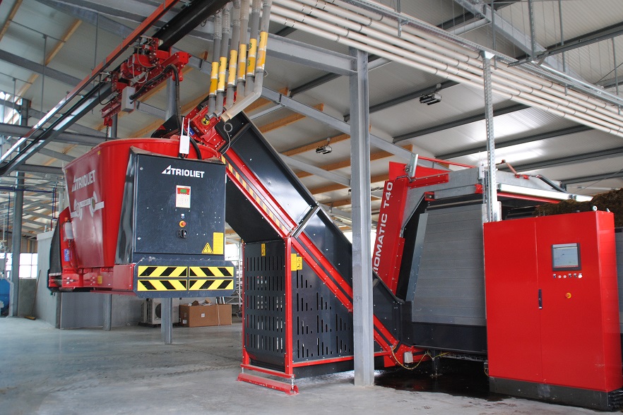 With-the-Triomatic-suspended-feeding-robot-one-can-add-a-cross-conveyor-to-it.