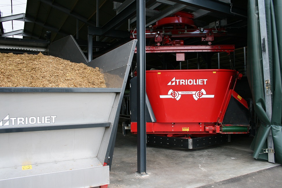  Automatic-feeding-system-is-future-farming-in-agricultural-machinery.