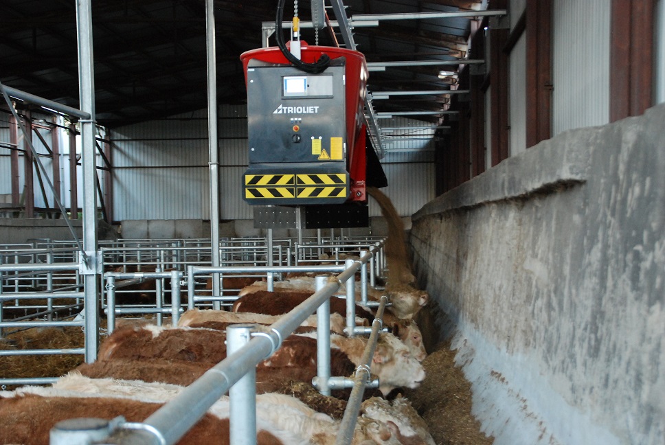 This-suspended-feeding-robot-is-an-automatic-feeding-system-for-farmers.